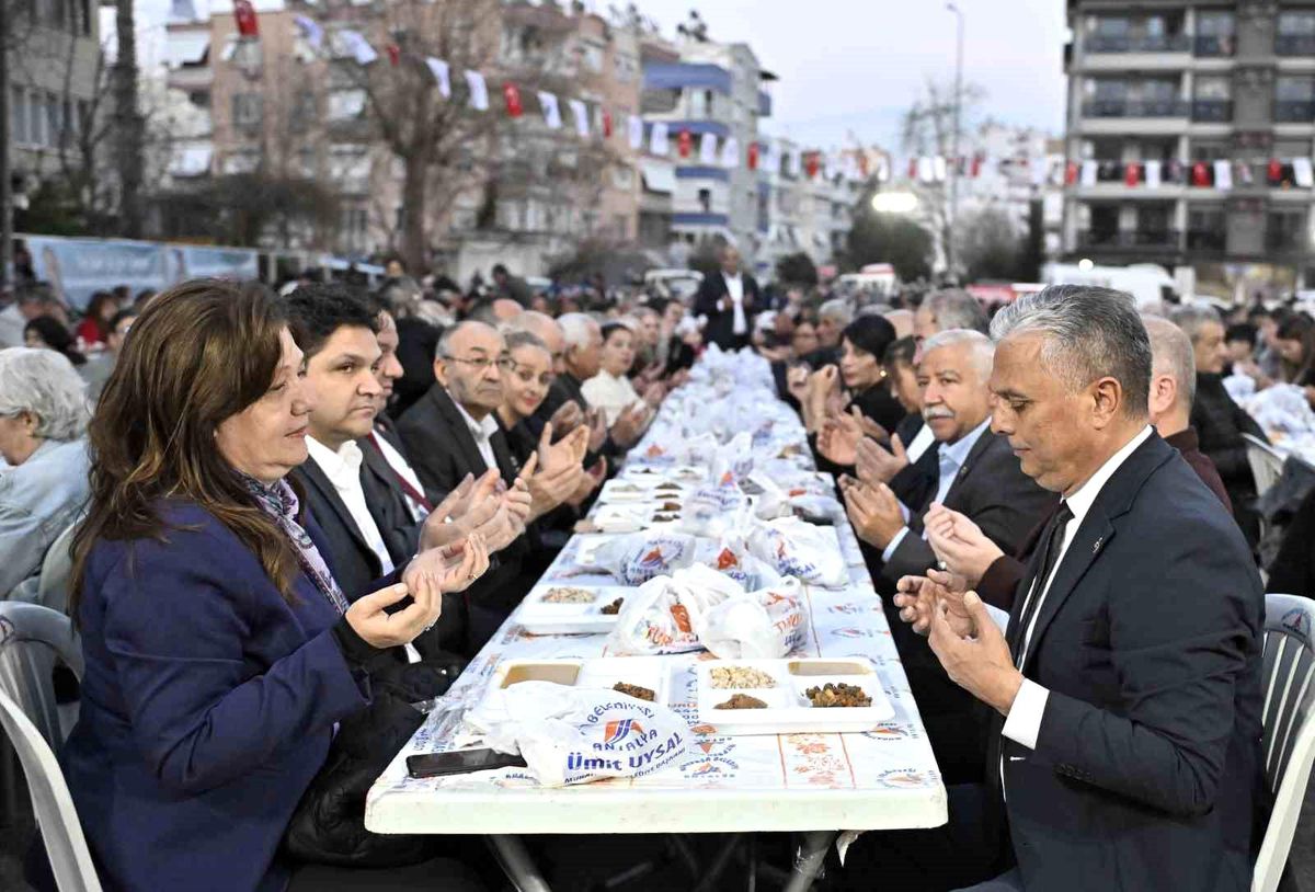 Muratpaşa Belediye Başkanı Ümit Uysal, Antalya\'ya akıllı otopark zinciri kuracak