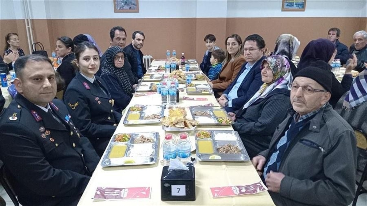 Tokat\'ın Niksar ilçesinde şehit aileleri ve gaziler onuruna iftar verildi