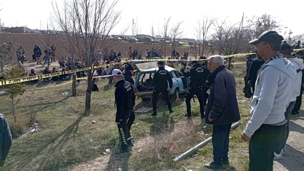 Konya\'da otomobilin otobüs durağına çarpması sonucu 4 kişi hayatını kaybetti