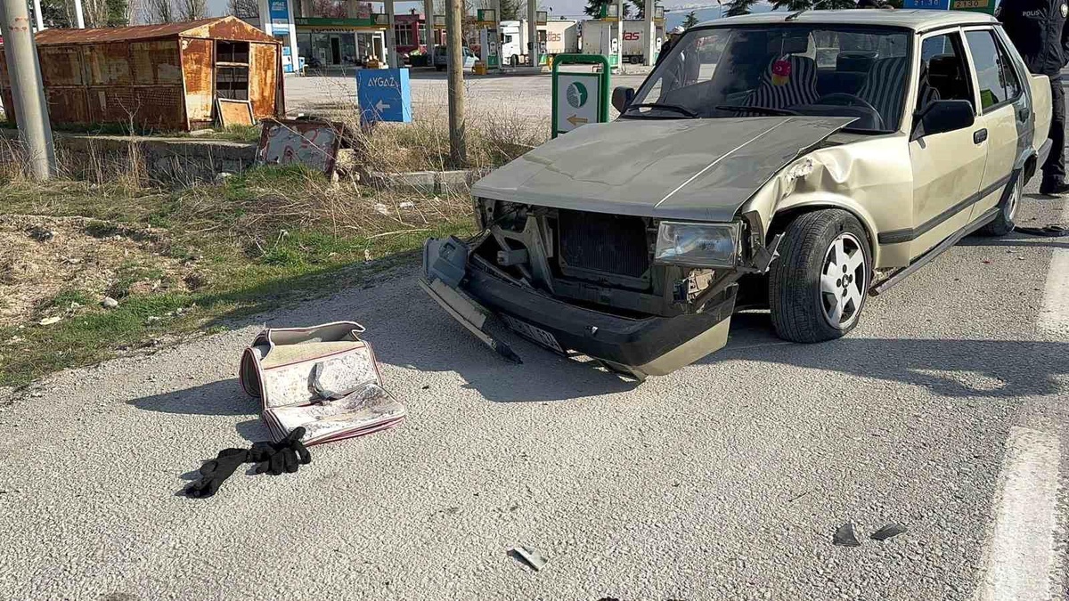 Afyonkarahisar\'da otomobille çarpışan motosiklet sürücüsü ağır yaralandı