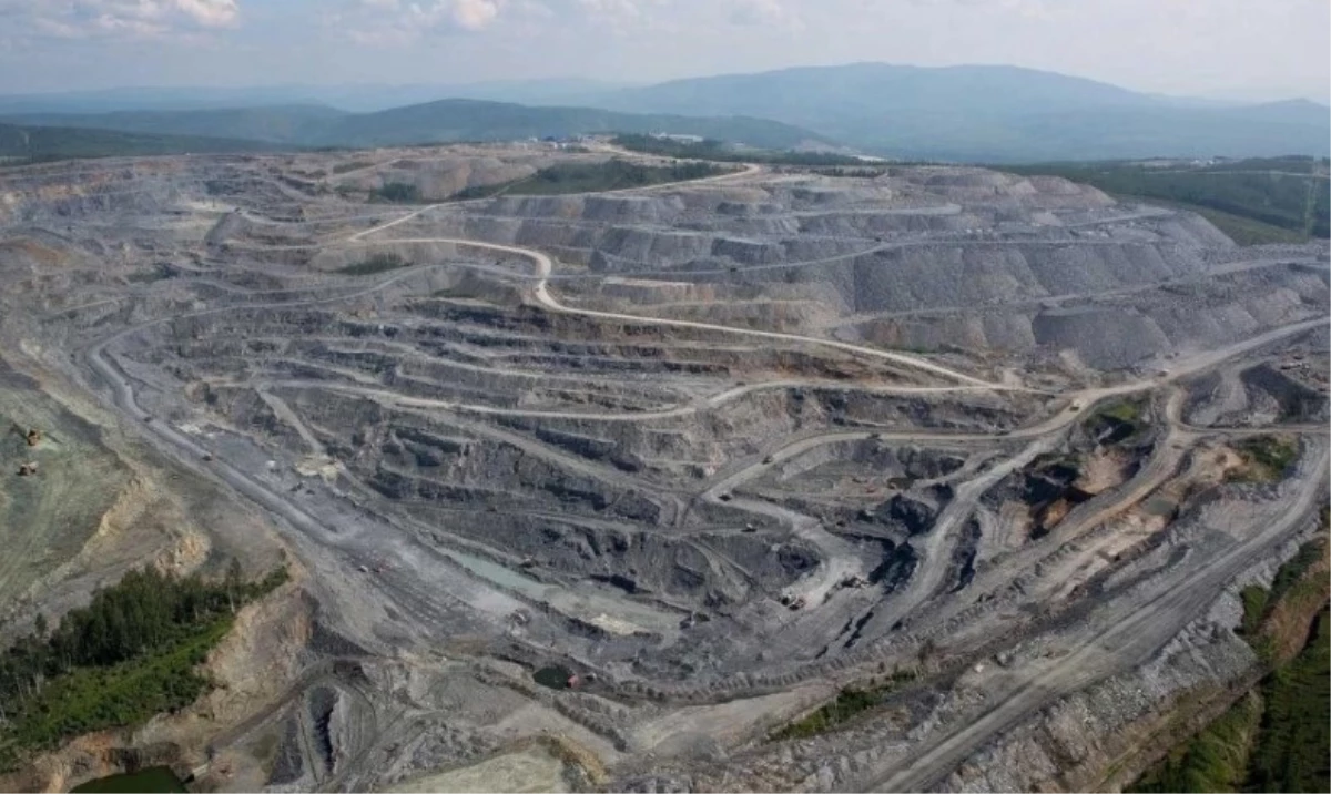 Rusya\'da Altın Madeninde Kaya Düşmesi: 13 İşçi Mahsur