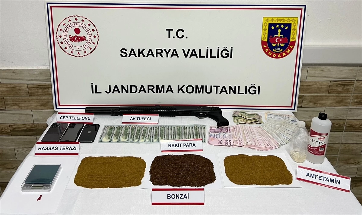 Sakarya\'da Uyuşturucu Operasyonu: 3 Zanlı Yakalandı