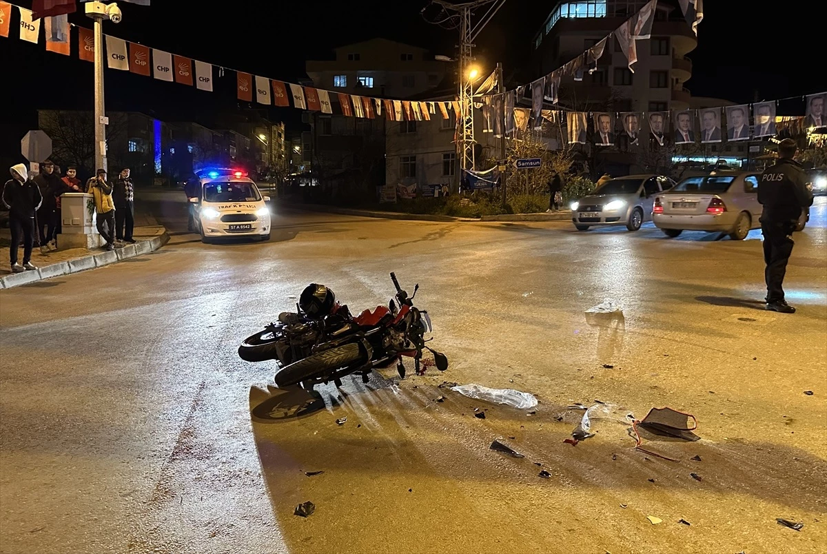 Sinop\'ta motosikletle otomobil çarpışması: 2 yaralı