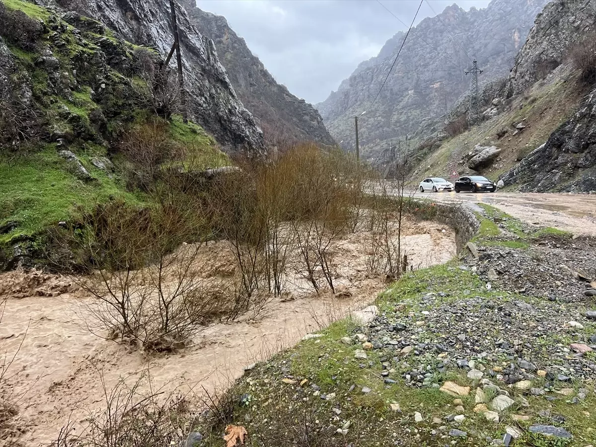 Şırnak Uludere kara yolu sağanak sonucu ulaşıma kapandı