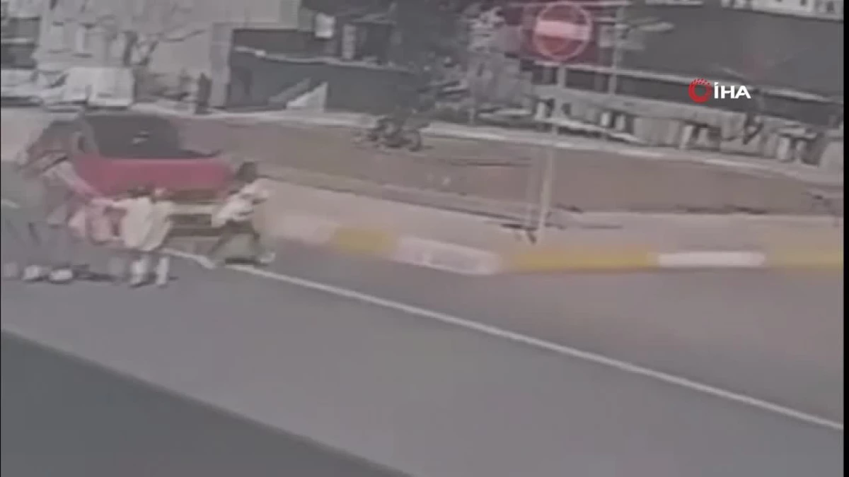 Otomobilin çarptığı kız çocuğu metrelerce savruldu, kaza anı güvenlik kamerasına yansıdı