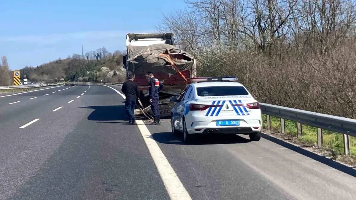 Anadolu otoyolunda akaryakıt tankeri, tıra arkadan çarptı