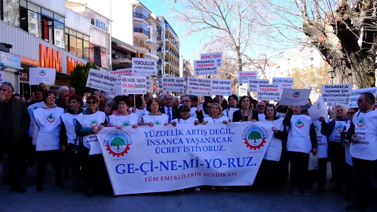 Emekliler Eskişehir\'de Maaşlarını Protesto Etti