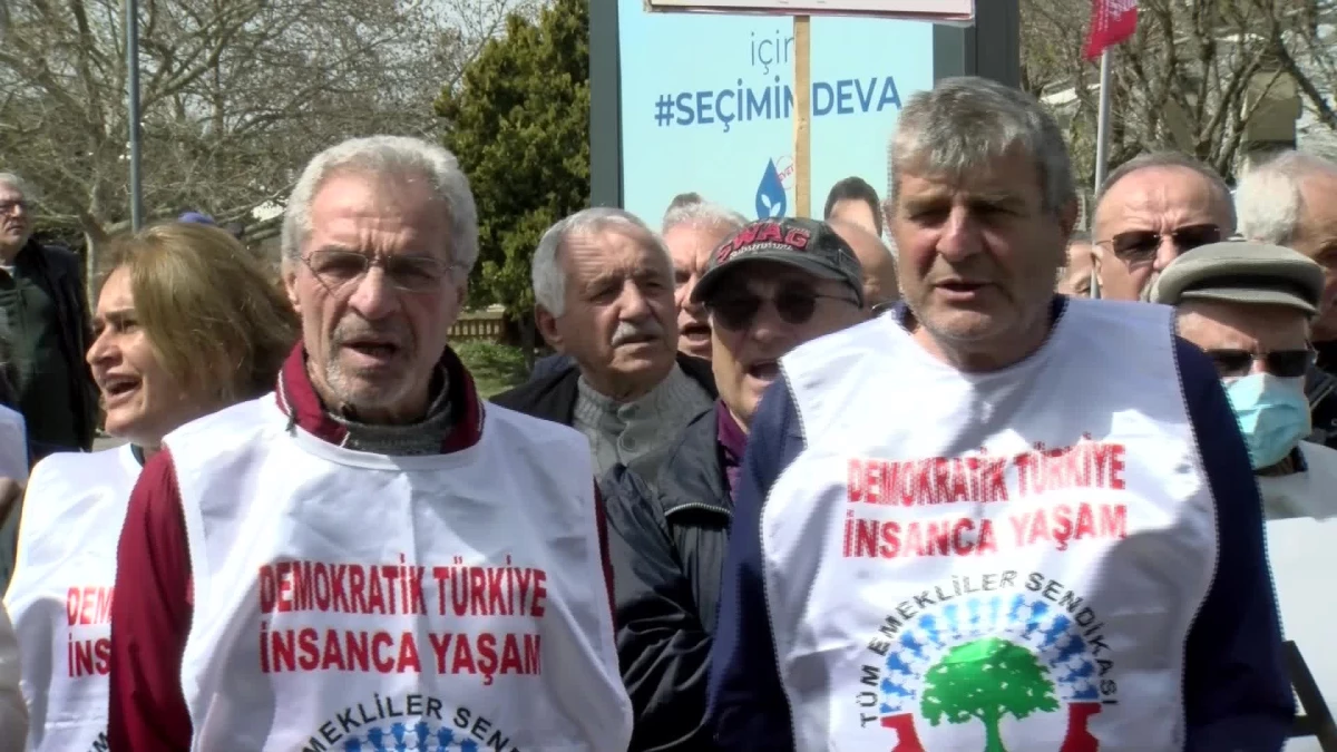 Emekliler İzmir\'de Maaşlarına Karşı Protesto Düzenledi