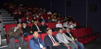 Urla Fenerbahçeliler Derneği, sosyal sorumluluk projesiyle öğrencileri sinemayla buluşturdu