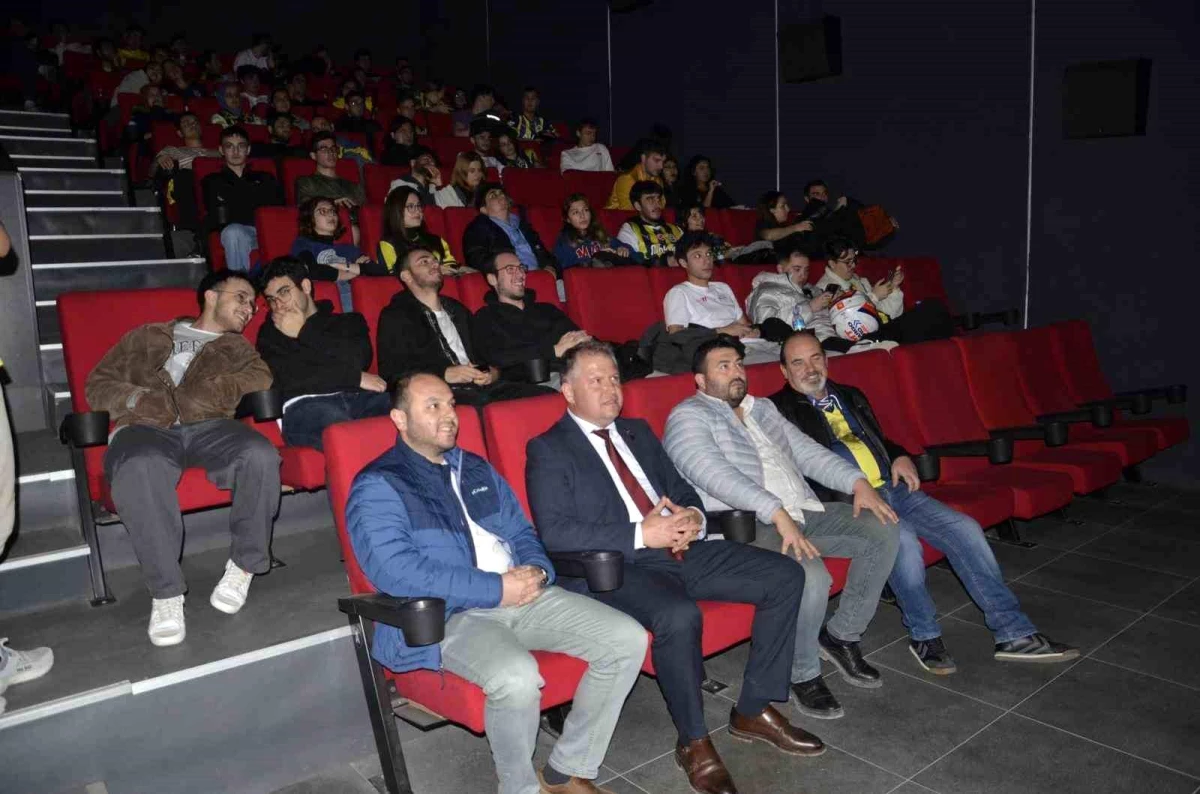 Urla Fenerbahçeliler Derneği, sosyal sorumluluk projesiyle öğrencileri sinemayla buluşturdu