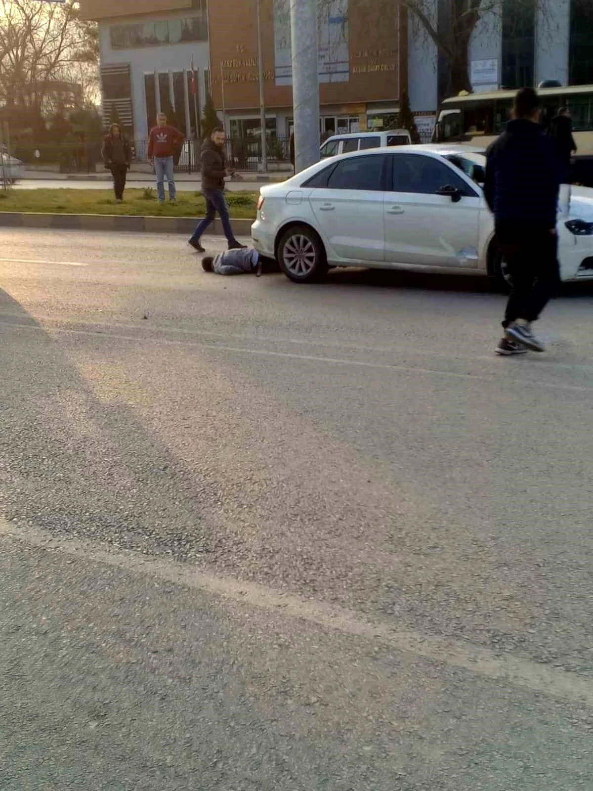 Karabük\'te Üst Geçit Kullanmayan Genç Otomobilin Çarpmasıyla Ağır Yaralandı