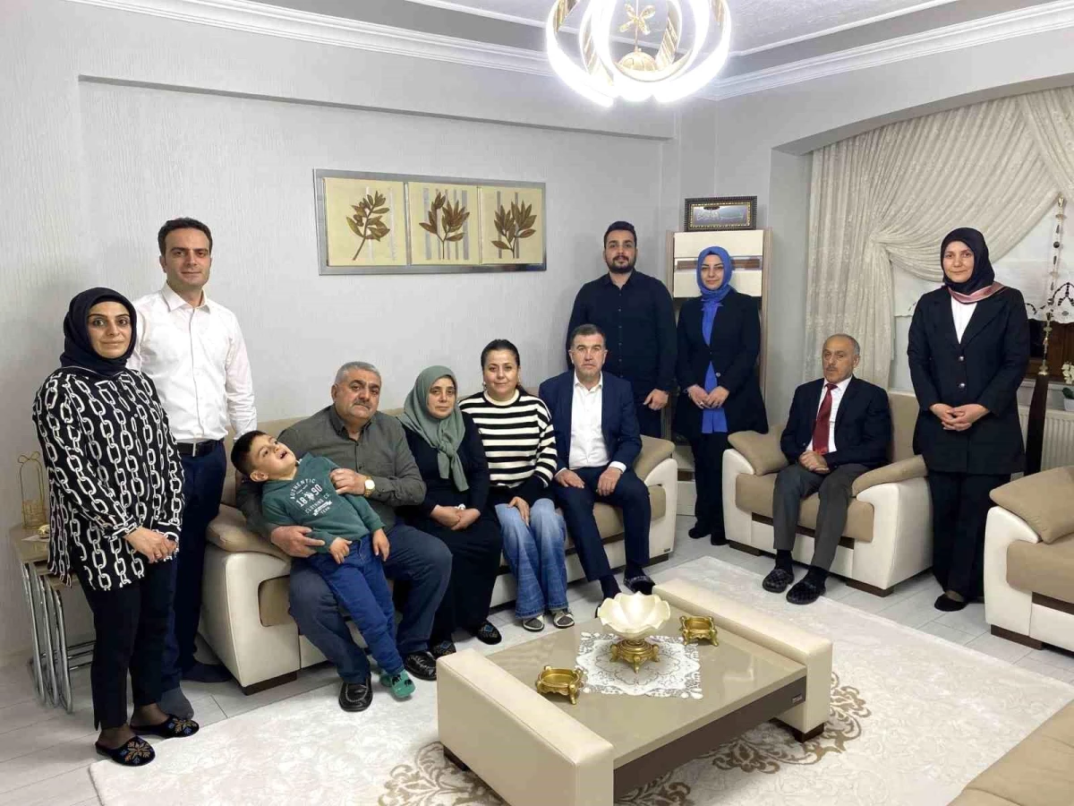 Bayburt Valisi Mustafa Eldivan ve eşi Meltem Eldivan, şehit Hamit Şahin\'in ailesiyle iftar sofrasında buluştu