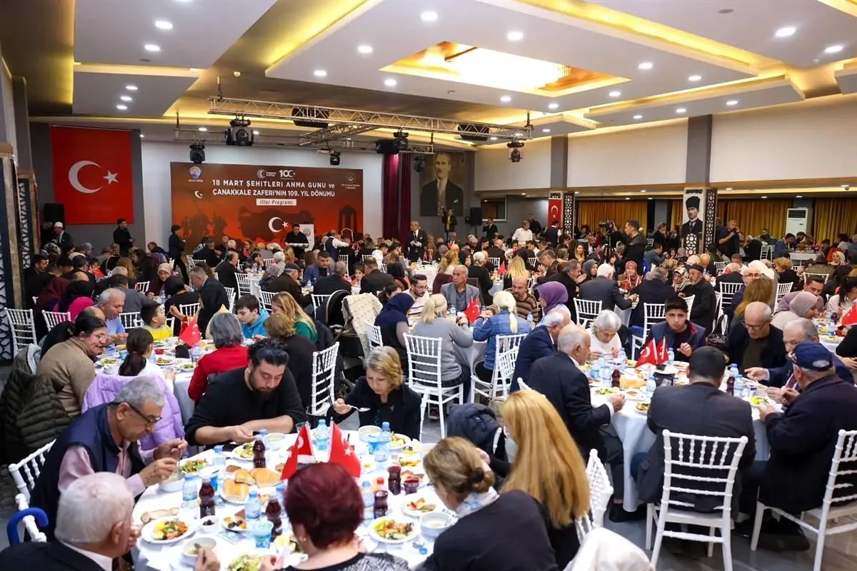 Mersin Valisi Ali Hamza Pehlivan ve eşi Yıldız Pehlivan, şehit aileleri ve gazileri iftar programında ağırladı