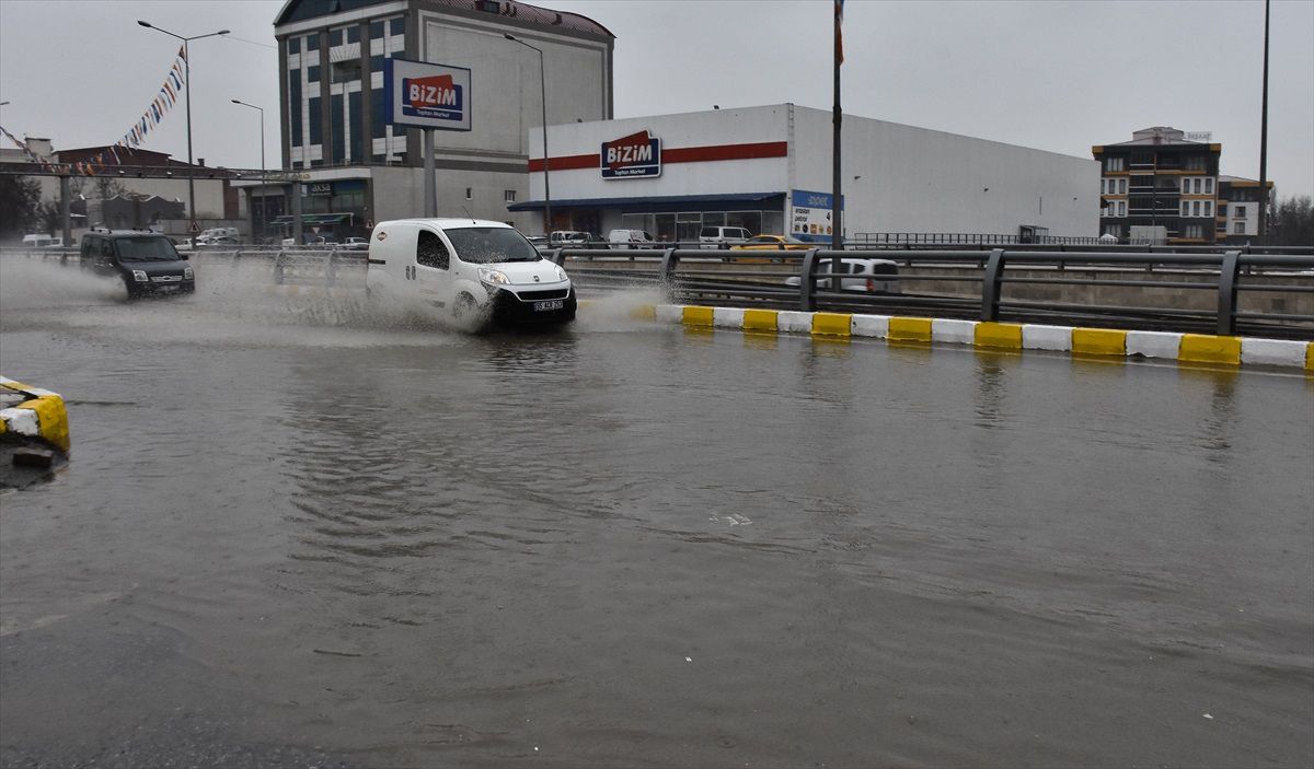Van\'da Sağanak ve Kar Hayatı Olumsuz Etkiledi