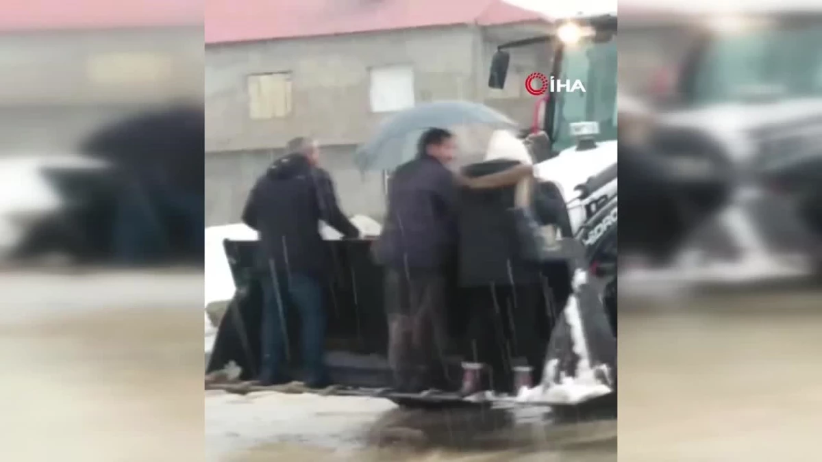 Yüksekova\'da yoğun yağış nedeniyle mahsur kalan vatandaşlar kepçeyle kurtarıldı