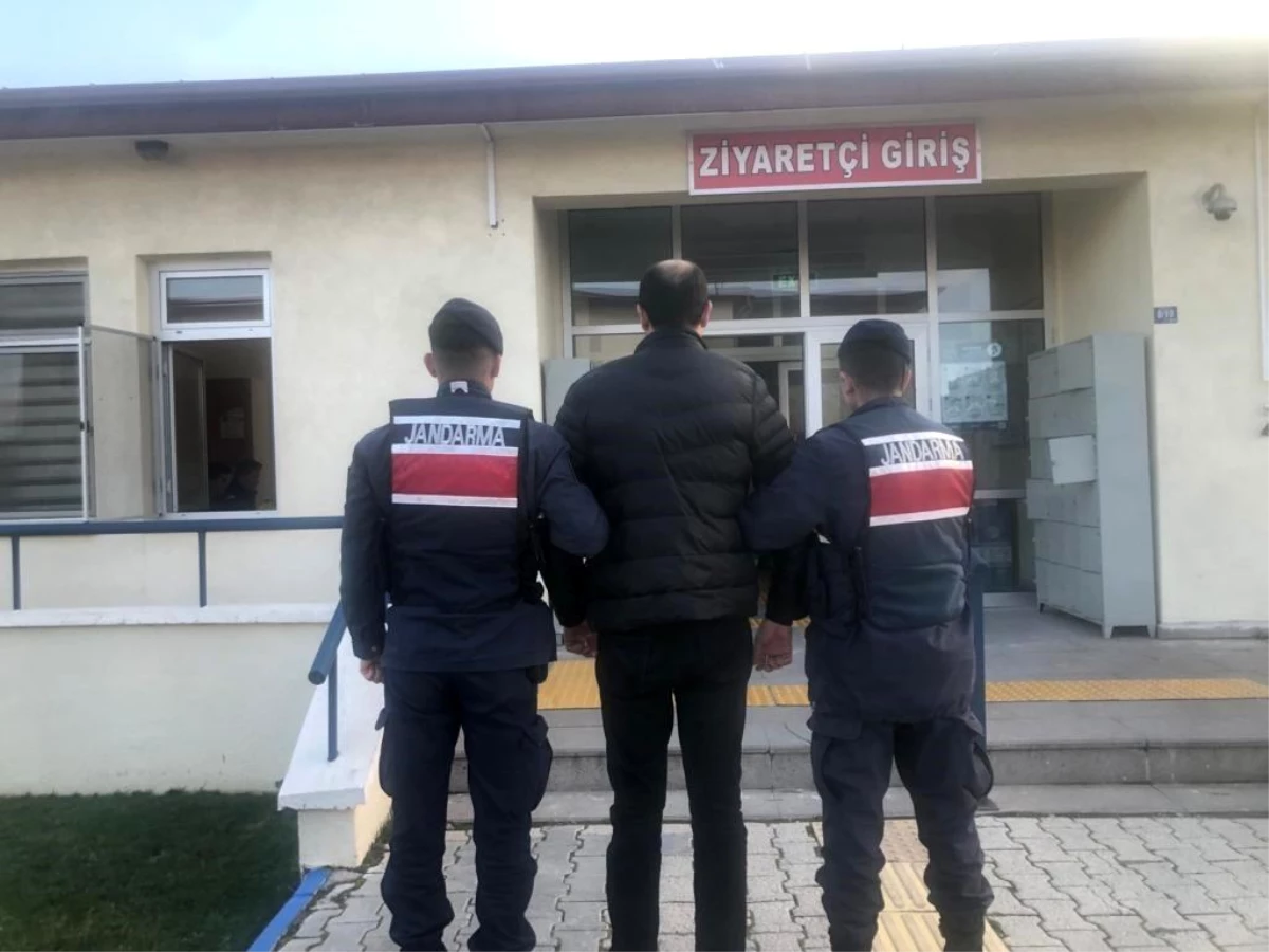 Afyonkarahisar İl Jandarma Komutanlığı, 6 yıl 6 ay hapis cezası bulunan şüpheliyi yakaladı