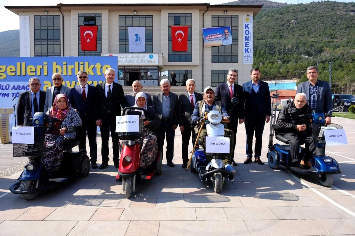 Akşehir Belediyesi Engelsiz Hayat Projesi kapsamında engelli bireylere akülü araçlar dağıttı