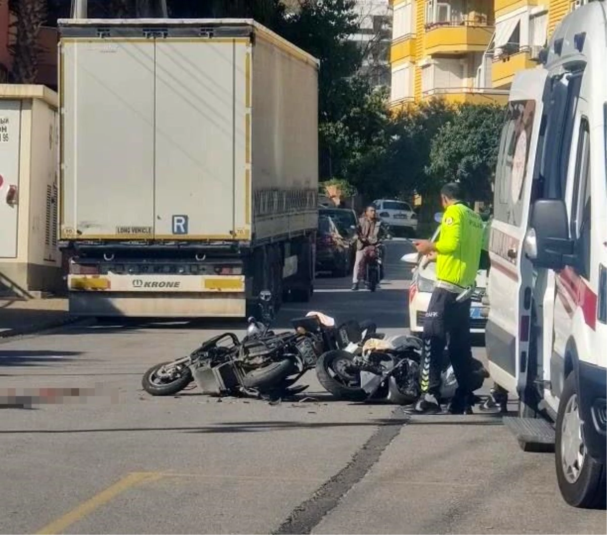 Alanya\'da elektrikli bisiklet ile motosiklet çarpışması: Bir sürücü yaralandı