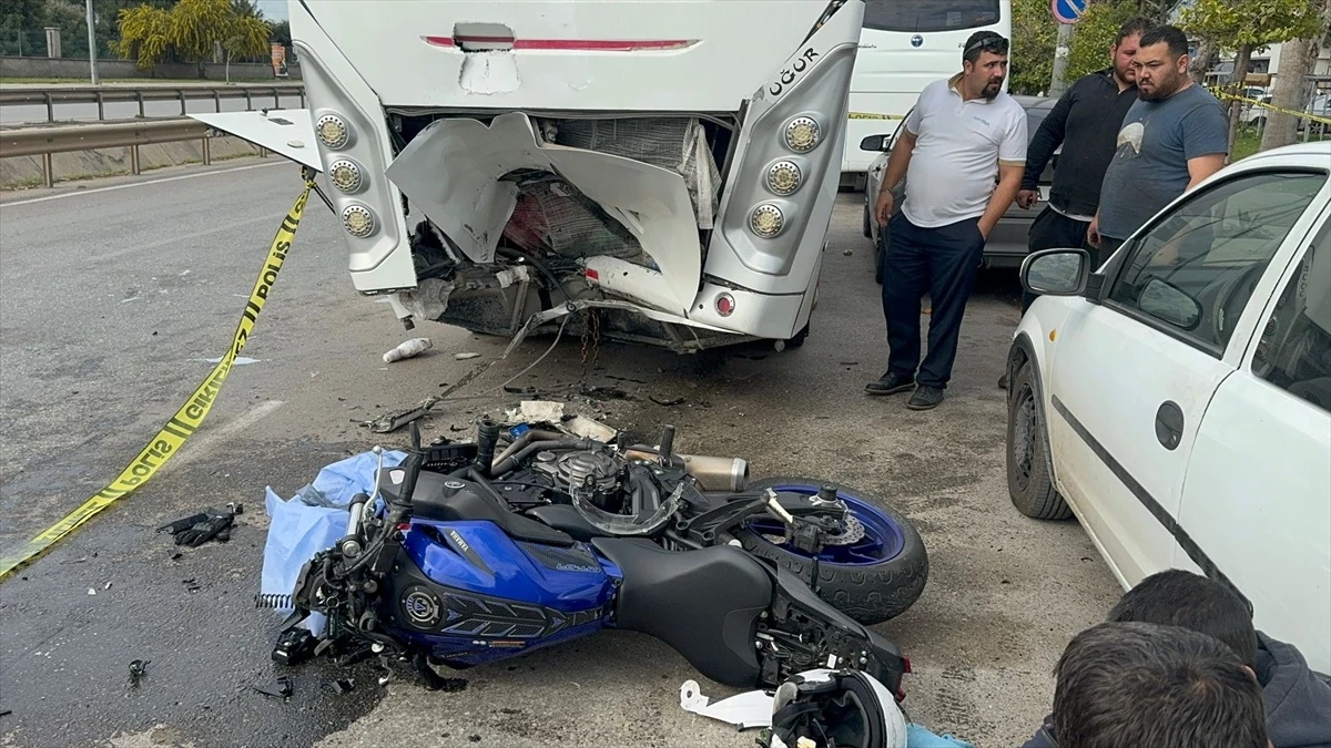 Antalya\'da park halindeki midibüse çarpan motosiklet sürücüsü hayatını kaybetti