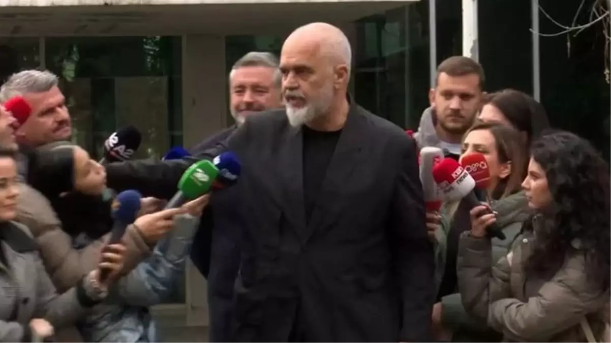 Arnavutluk Başbakanı Edi Rama\'nın gazeteciye yaptığı hareket ülkede gündem oldu