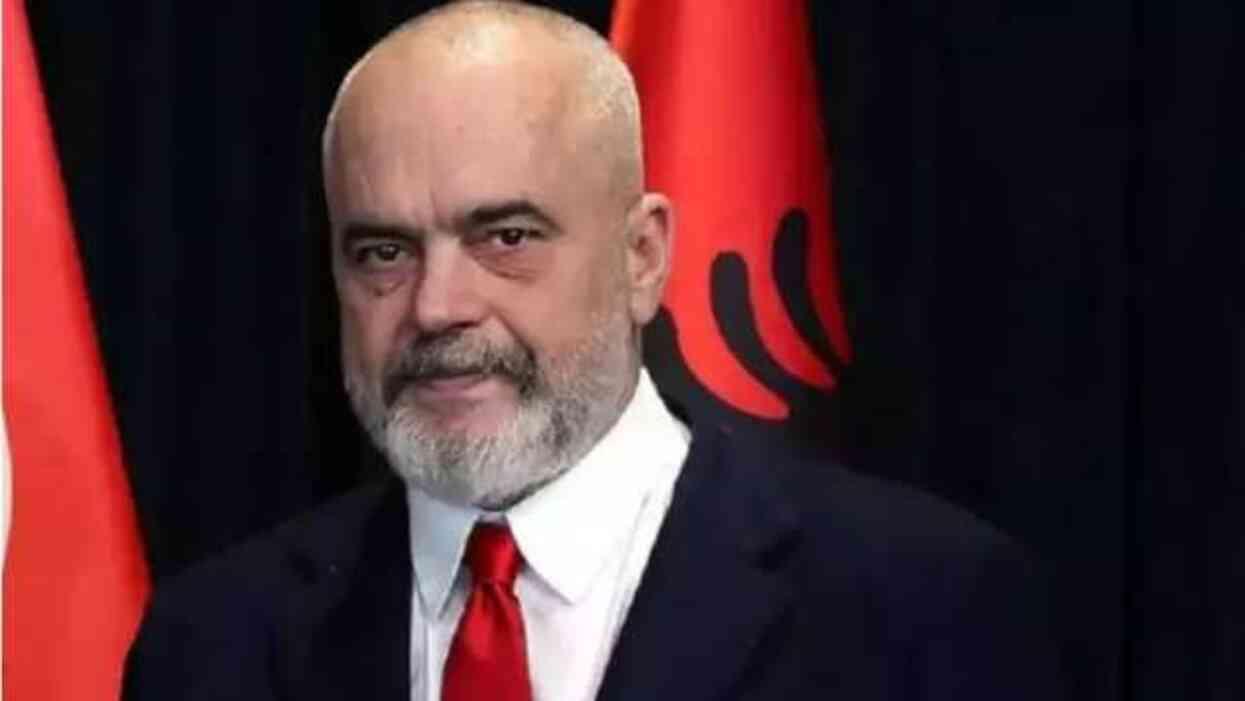 Arnavutluk Başbakanı Edi Rama'nın gazeteciye yaptığı hareket ülkede gündem oldu