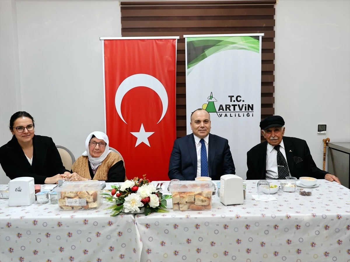 Artvin Valisi Cengiz Ünsal, Şavşat\'taki Yaşlılar Yaşam Yerleşkesi sakinleriyle iftar yaptı