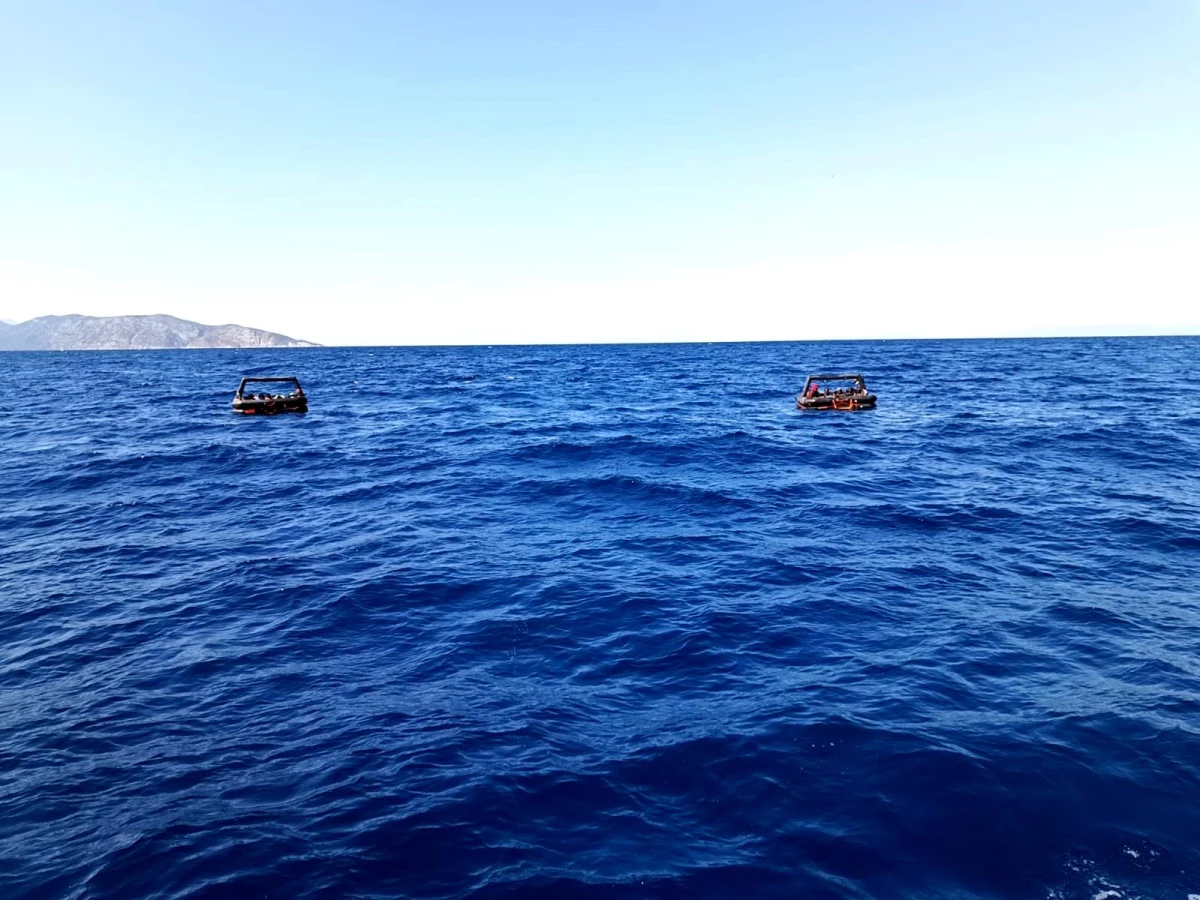 Yunanistan unsurları tarafından geri itilen göçmenler kurtarıldı