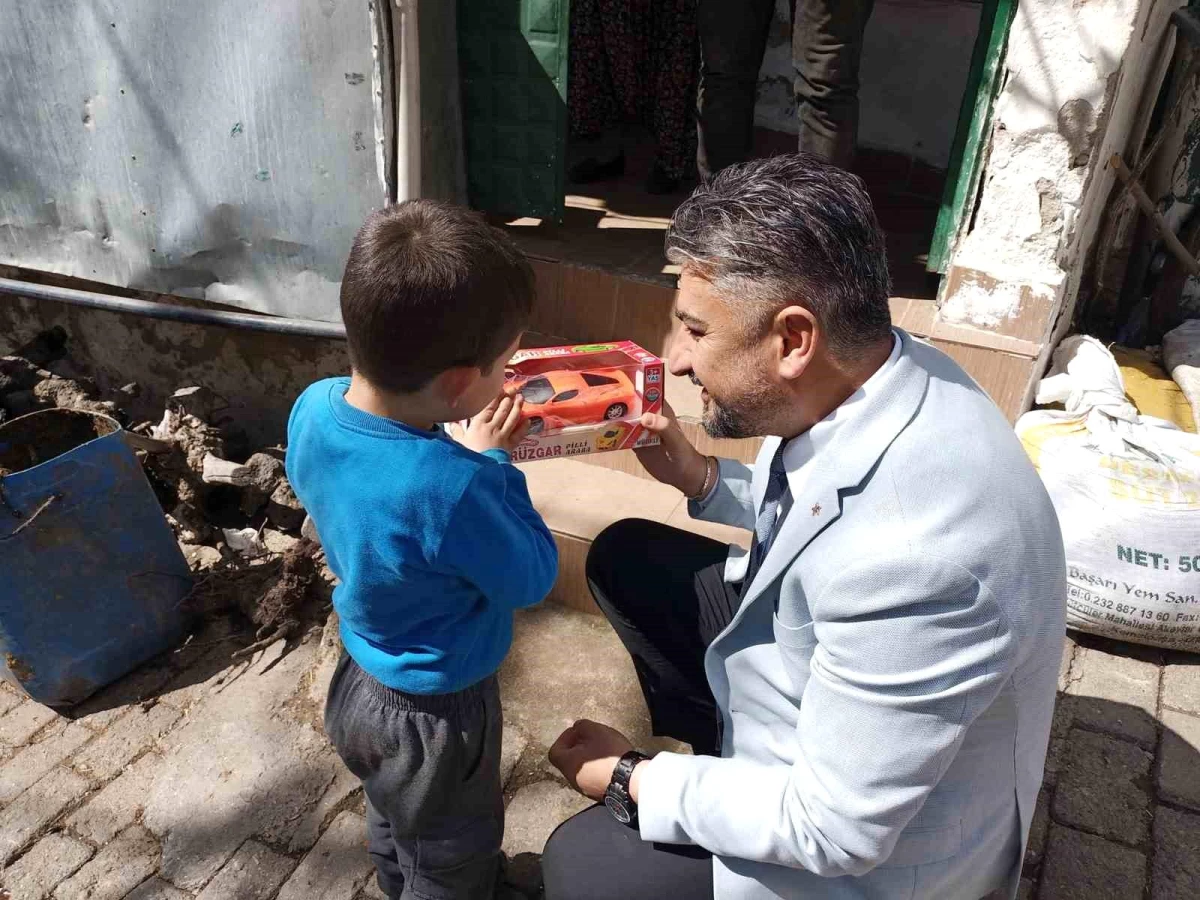 Aydın Aile ve Sosyal Hizmetler İl Müdürü Abdullah Kömürcüoğlu, Dağeymiri Mahallesi\'nde İhtiyaç Sahipleriyle Buluştu