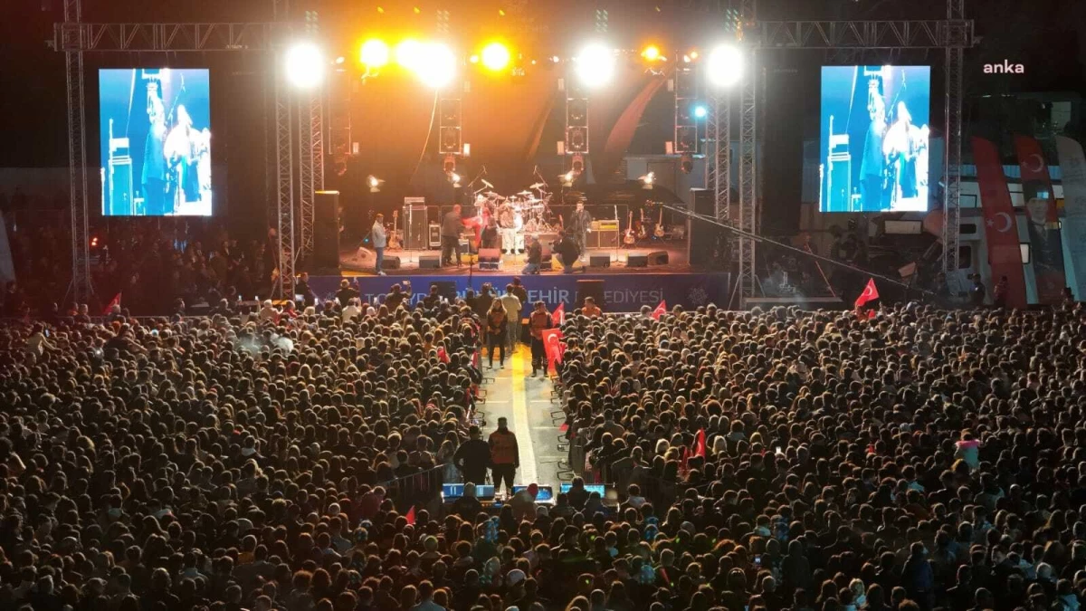 Aydın Büyükşehir Belediyesi Söke Otogarı\'nı Duman konseriyle açtı
