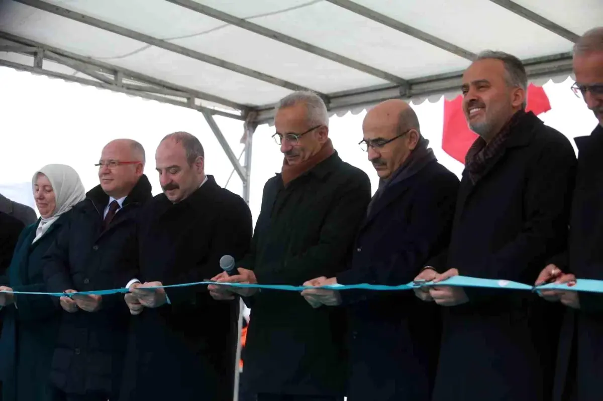 Ulaştırma ve Altyapı Bakanı: Bursa\'da Yüksek Hızlı Tren Hattı Çalışmaları Devam Ediyor