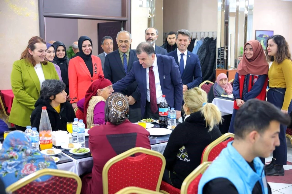 Bayburt Valisi Mustafa Eldivan, Yaşlılar Haftası\'nda yaşlılarla iftar yemeğinde buluştu