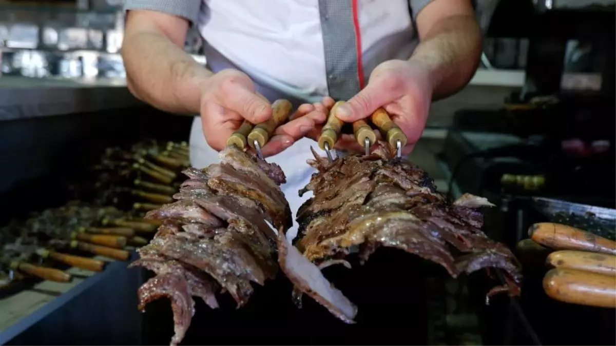 Erzurum\'da Ramazan Ayında Cağ Kebap İftar Sofralarının Vazgeçilmezi Oldu