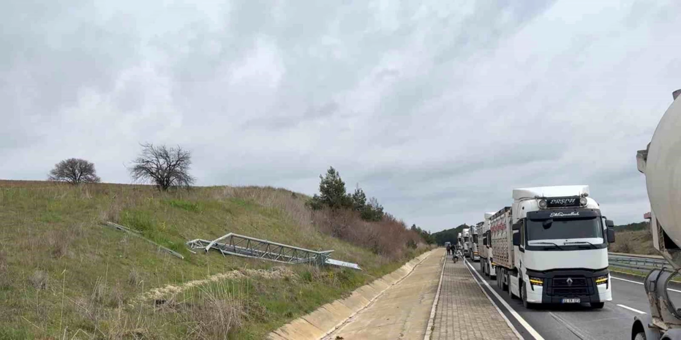 Çanakkale\'de seyir halindeki tırın dorsesi Plaka Tanıma Sistemi\'ne çarptı