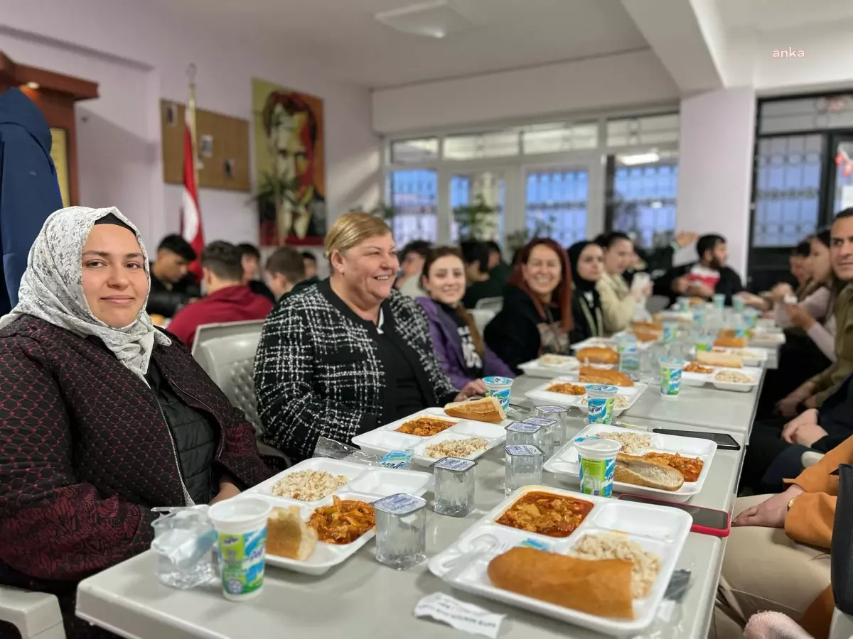 Ceyhan Belediye Başkanı Hülya Erdem, Lise Öğrencileriyle İftar Yaptı