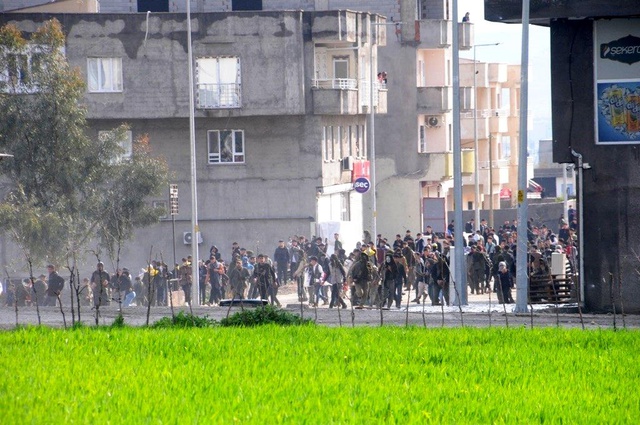 Cizre'de Nevruz kutlaması sonrası izinsiz gösteri düzenleyen gruba polis müdahale etti Cizre'de Nevruz kutlaması sonrası izinsiz gösteri düzenleyen gruba polis müdahale etti