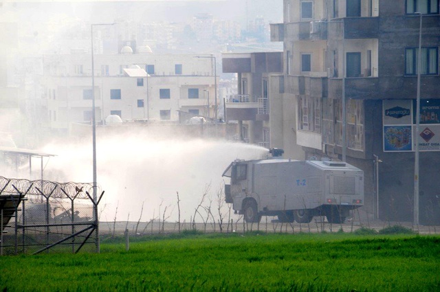 Cizre'de Nevruz kutlaması sonrası izinsiz gösteride çok sayıda kişi gözaltına alındı Cizre'de Nevruz kutlaması sonrası izinsiz gösteride çok sayıda kişi gözaltına alındı