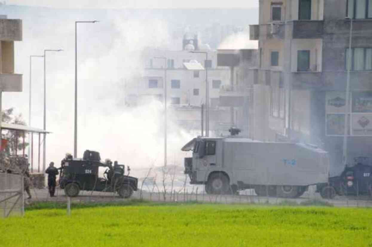Cizre'de Nevruz kutlaması sonrası izinsiz gösteride çok sayıda kişi gözaltına alındı Cizre'de Nevruz kutlaması sonrası izinsiz gösteride çok sayıda kişi gözaltına alındı