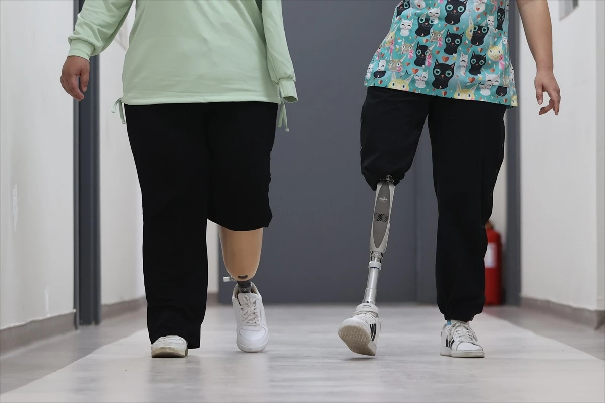 Depremde sol bacak ve kolunu kaybeden kadın, fizyoterapistin desteğiyle ilk adımlarını atmaya başladı