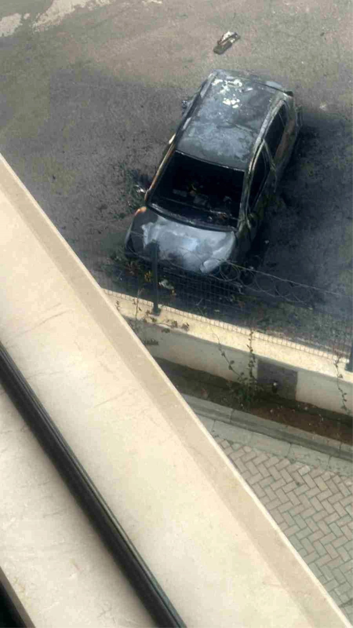 Bursa\'da direksiyon hakimiyetini kaybeden otomobil alev alev yandı