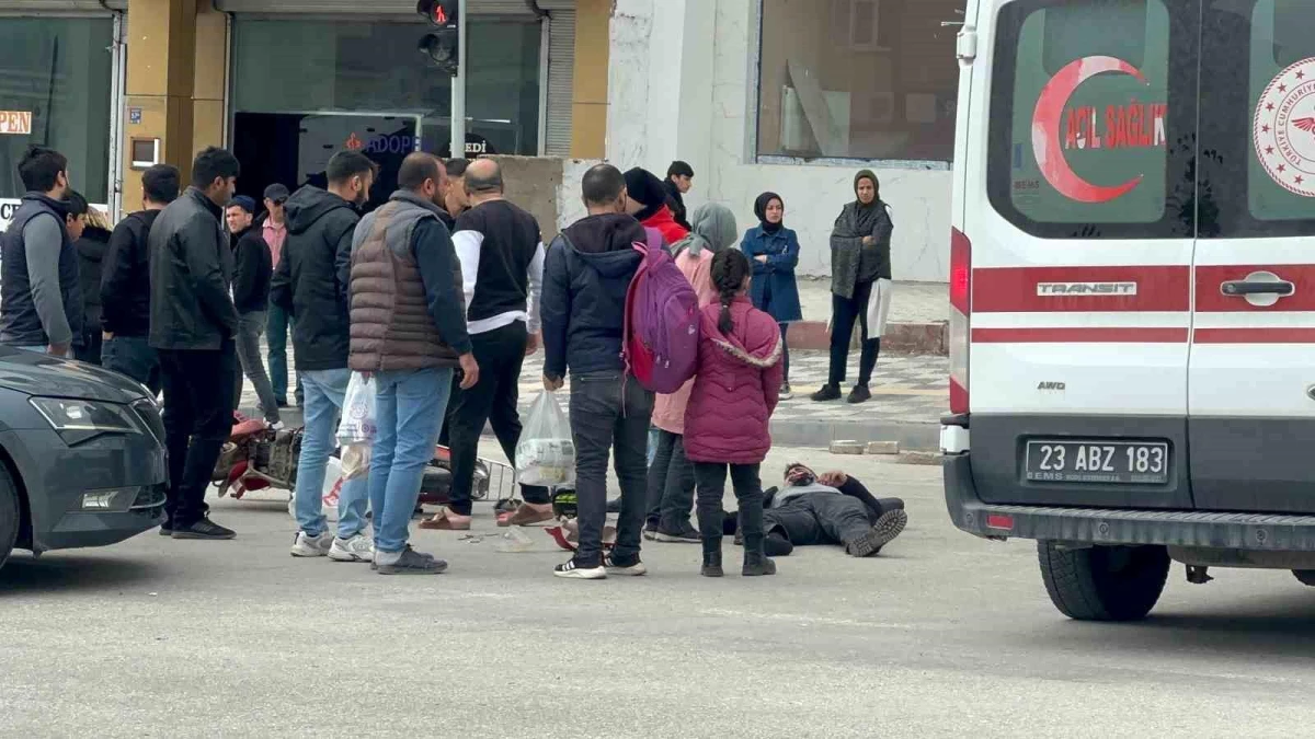 Elazığ\'da motosiklet ile otomobil çarpışması sonucu motosiklet sürücüsü yaralandı