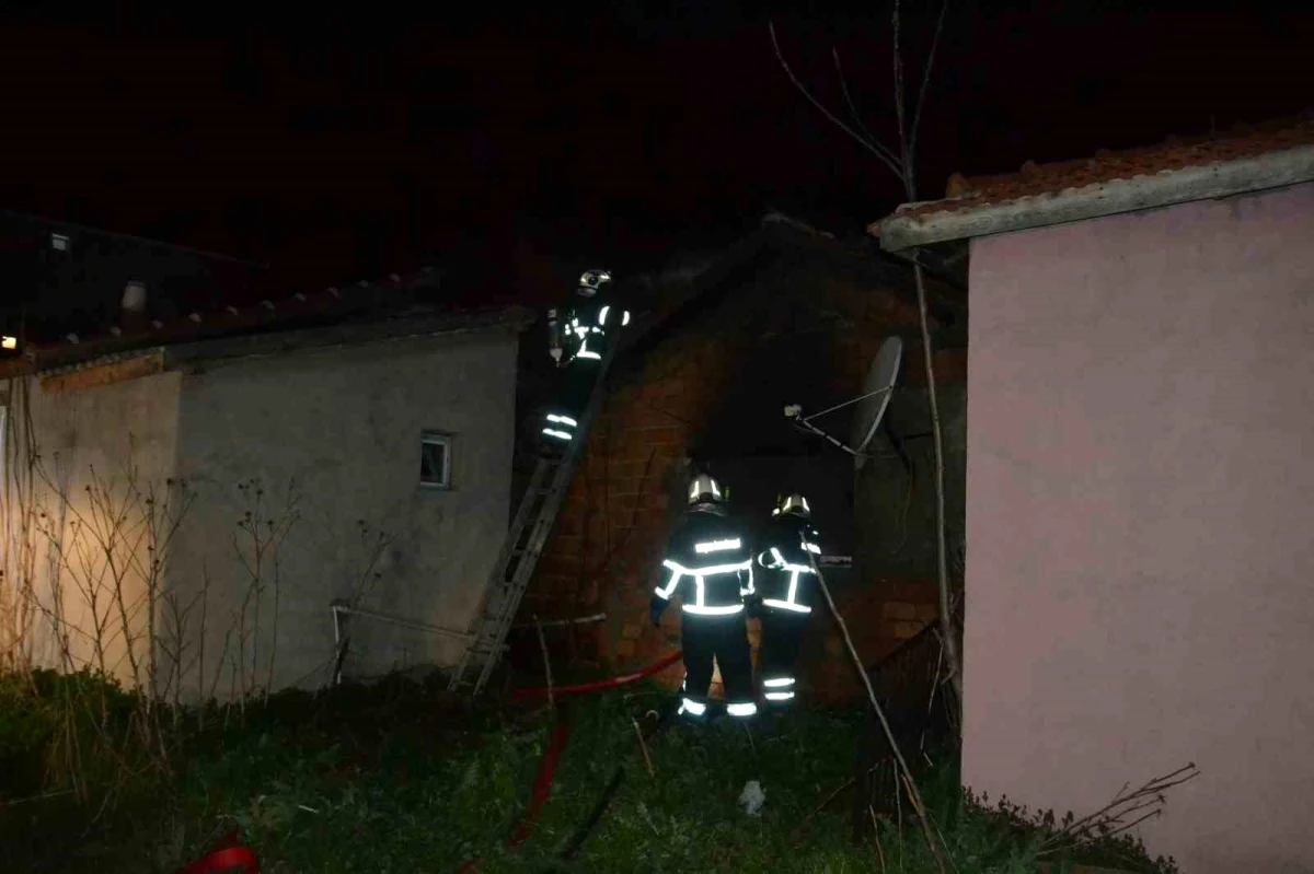 Edirne\'de çıkan yangın bitişikteki evlere sıçramadan söndürüldü