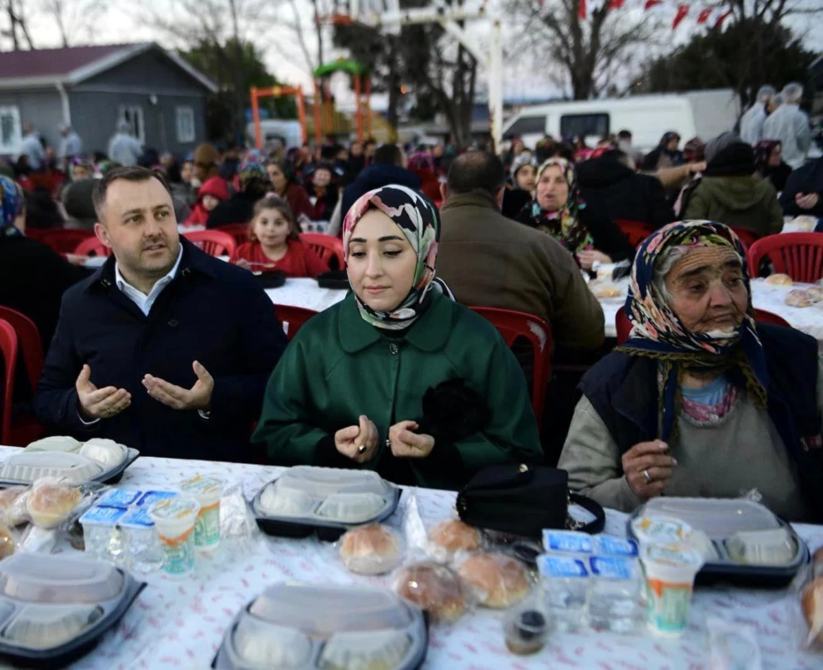 Ezine Belediyesi Sarısöğüt Mahallesinde İftar Yemeği Verdi