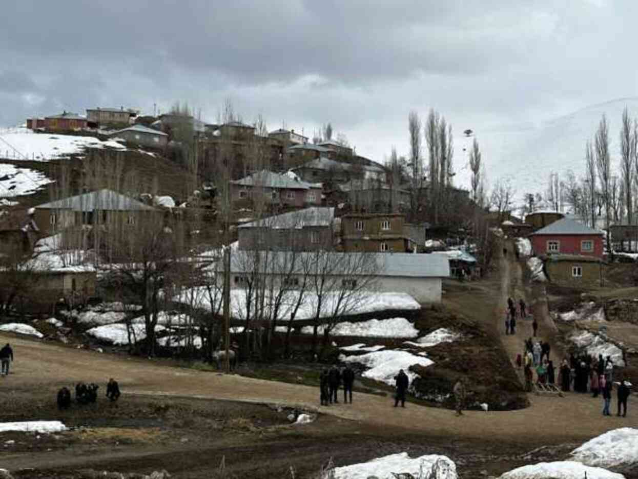 Hakkari Çalımlı mezrası sakinleri, hizmet alamadıklarını söyleyerek sandığa gitmeyeceklerini açıkladı Hakkari Çalımlı mezrası sakinleri, hizmet alamadıklarını söyleyerek sandığa gitmeyeceklerini açıkladı