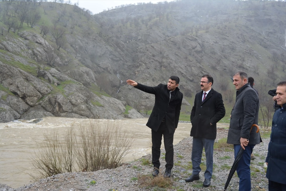 Hakkari\'de yaşanan taşkın nedeniyle kapanan Şemdinli-Derecik kara yolu ulaşıma açıldı