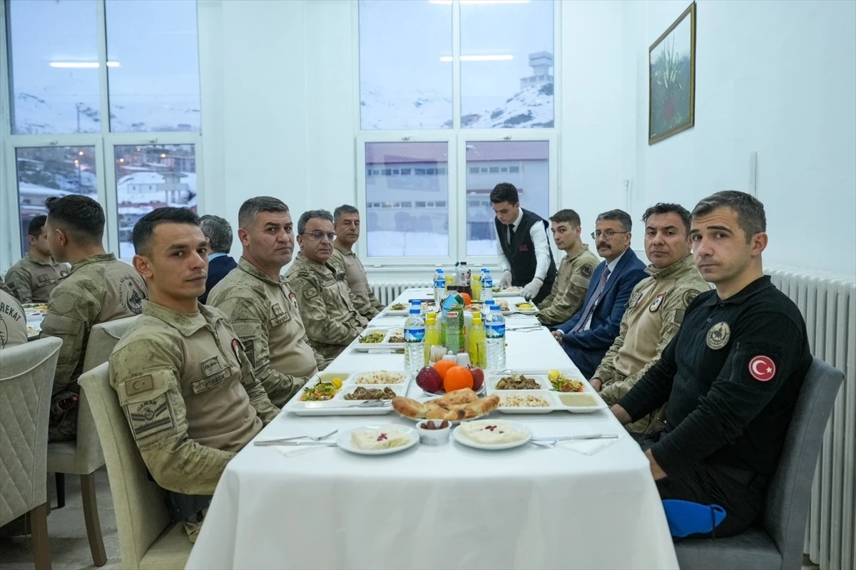 Hakkari Valisi ve Belediye Başkan Vekili Ali Çelik, jandarma personeliyle iftar yaptı