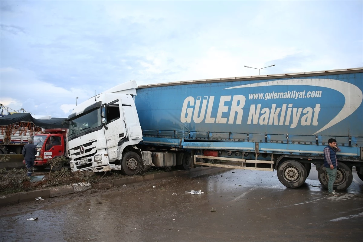 İskenderun\'da tır ile kamyon çarpışması: 3 kişi yaralandı