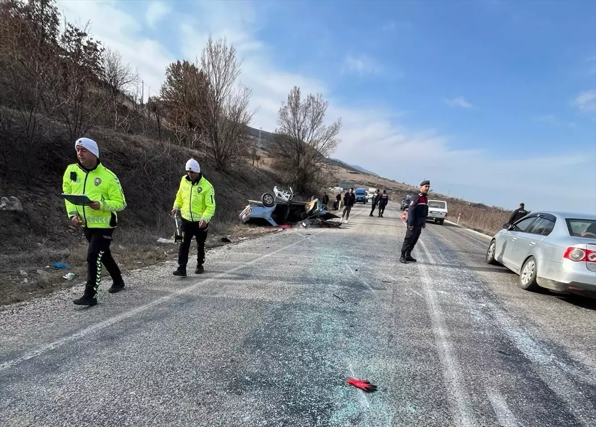 Isparta\'da Otomobil Devrildi: 1 Ölü, 2 Ağır Yaralı