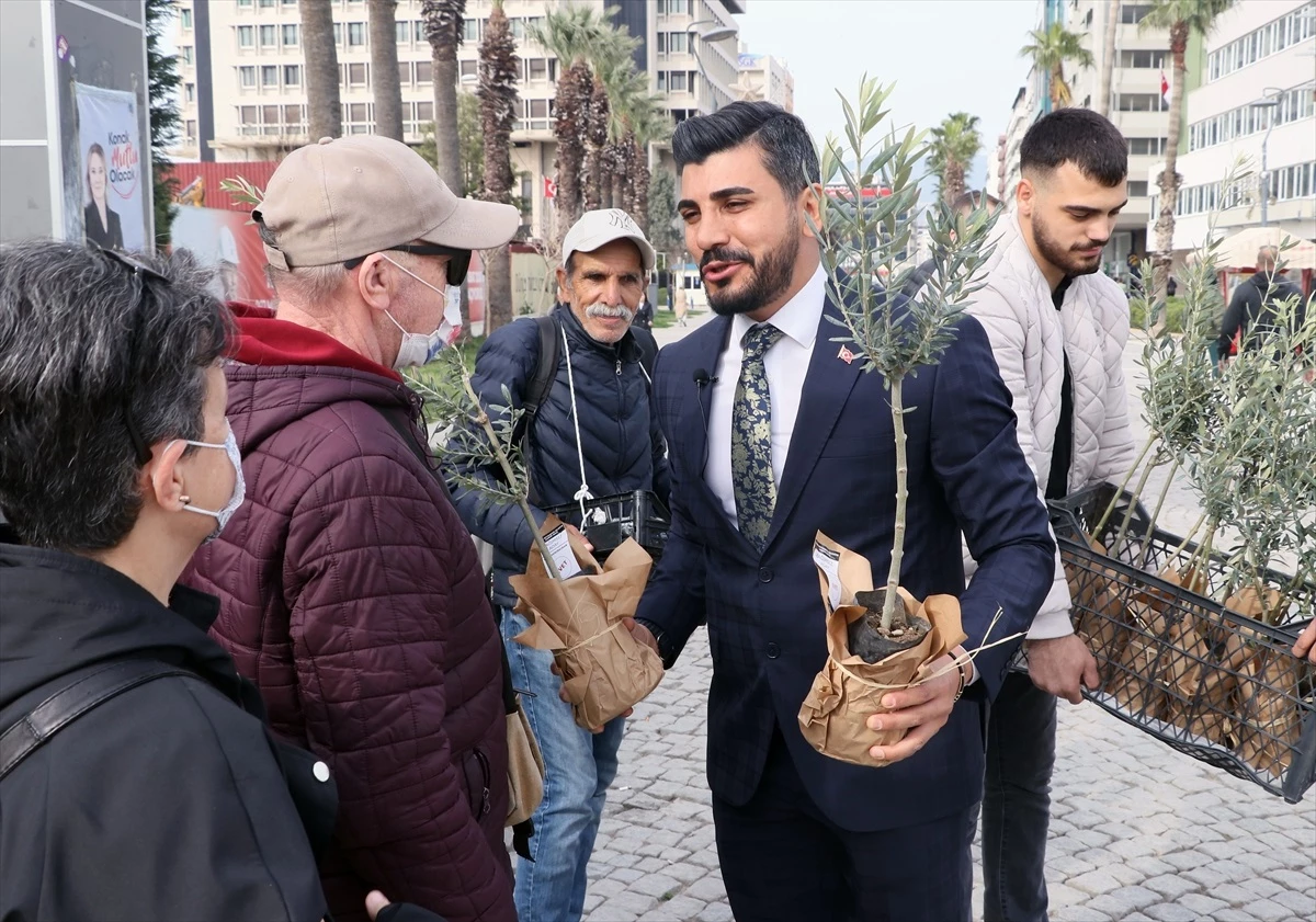 İzmir Büyükşehir Belediye Başkan adayı Yasin Demirkıran, Konak Meydanı\'nda zeytin fidesi dağıttı