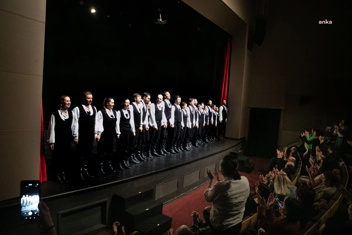 İzmir Büyükşehir Belediyesi Şehir Tiyatroları \'Deli Dumrul\' ile Nilüfer Tiyatro Festivali\'nde sahne aldı
