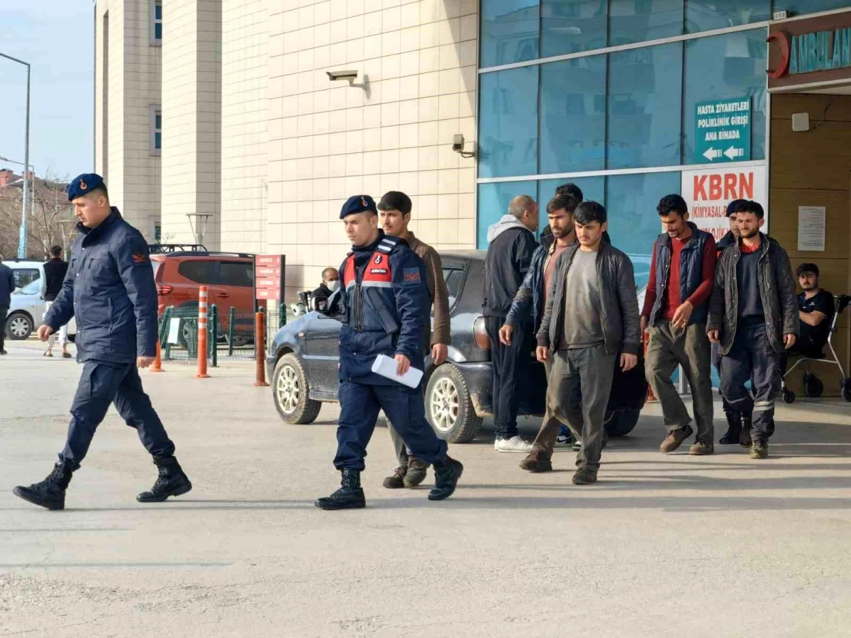 İnegöl Jandarma Komutanlığı, kaçak yollarla ülkeye giren 5 yabancıyı yakaladı